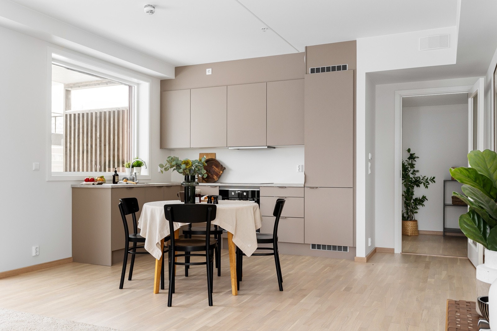 Kjøkken med et stort og godt vindu over benk Galleribilde