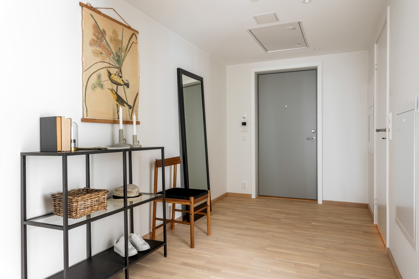 Romslig gang med gode oppbevaringsmuligheter Galleribilde