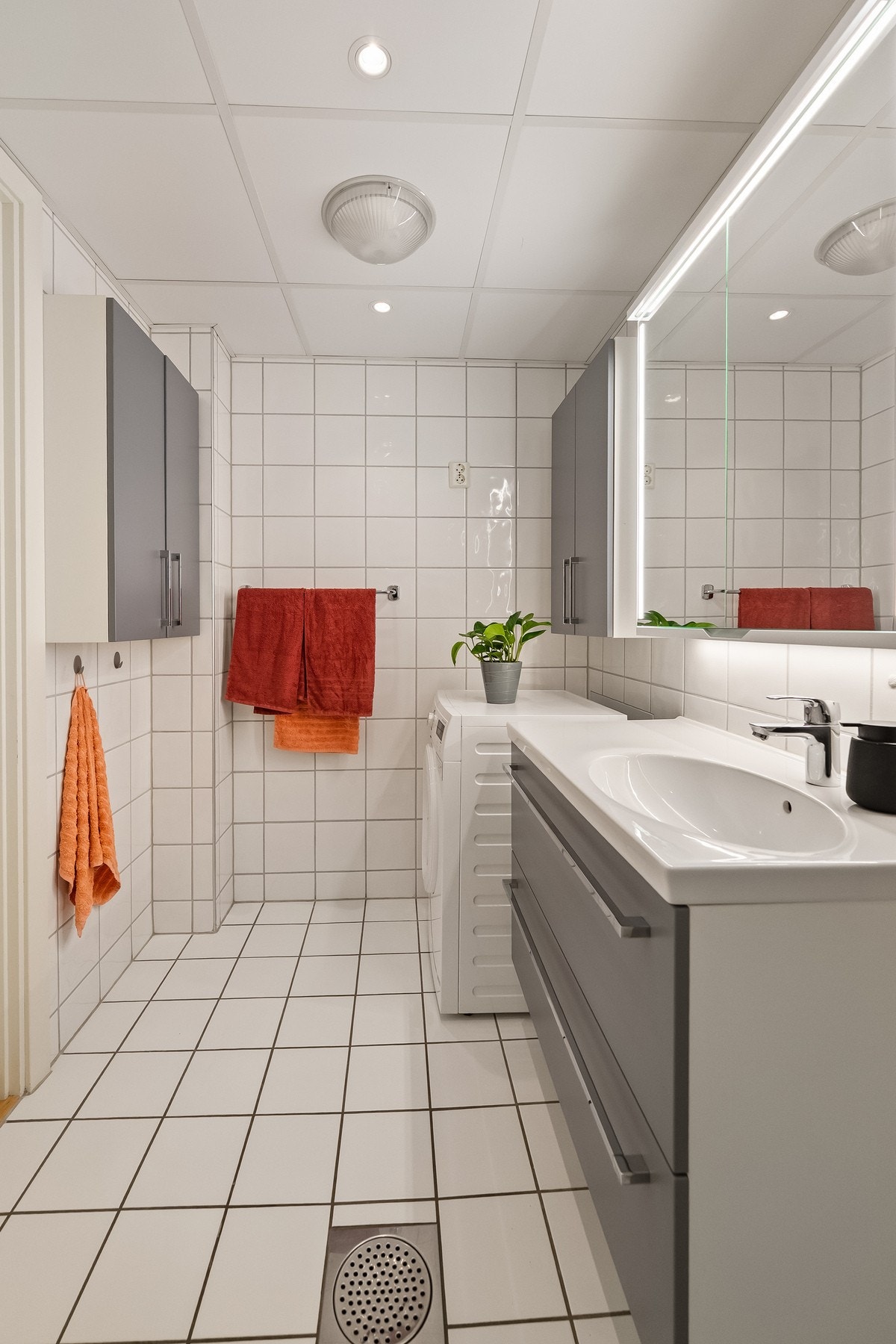 Flislagt bad. Det er satt opp ekstra skap for lagringsplass. Felles varmtvann. Galleribilde