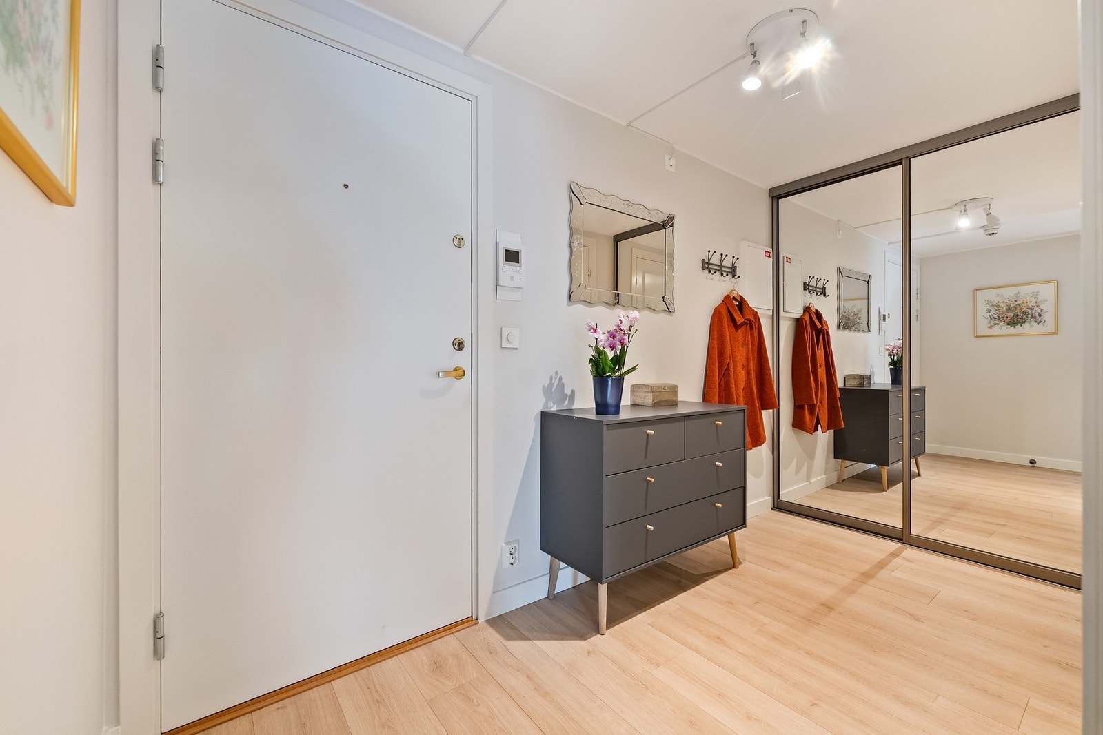 Praktisk inngangsparti med god plass til å ta i mot besøk. Skyvedørsgarderobe. Galleribilde