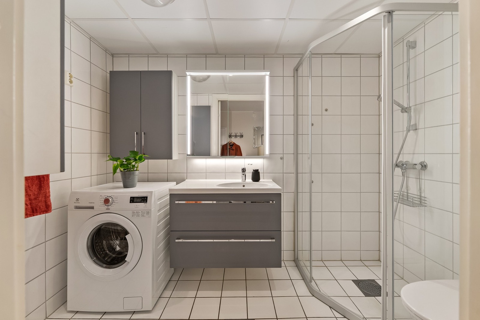 Bad. Ny innredning pluss to skap ca. 2014. Baderomsinnredning bestående av benkeskap og veggskap med glatte fronter. Galleribilde