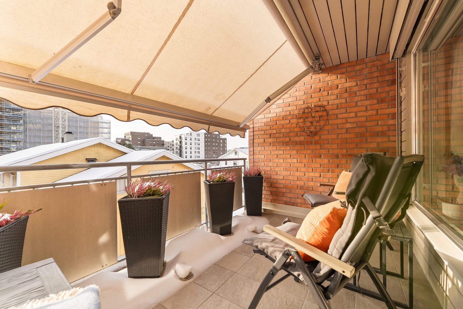 Balkongen er på ca. 8 kvm. Sudvendt og delvis overbygget noe som gjør det lunt og innbydende. Galleribilde