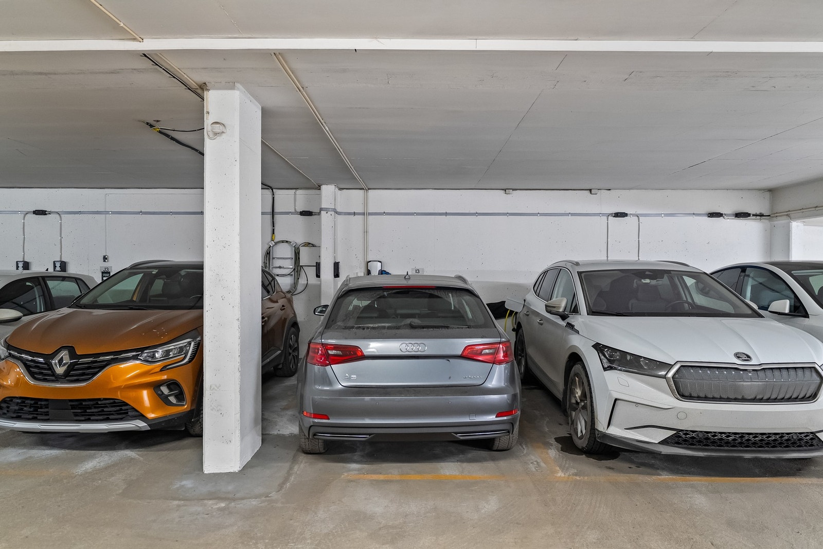 Plass nr. 13 følger. EL-bil lader samt stikkontakt i tilknytning til parkeringsplassen. Bod på loft følger også. Galleribilde