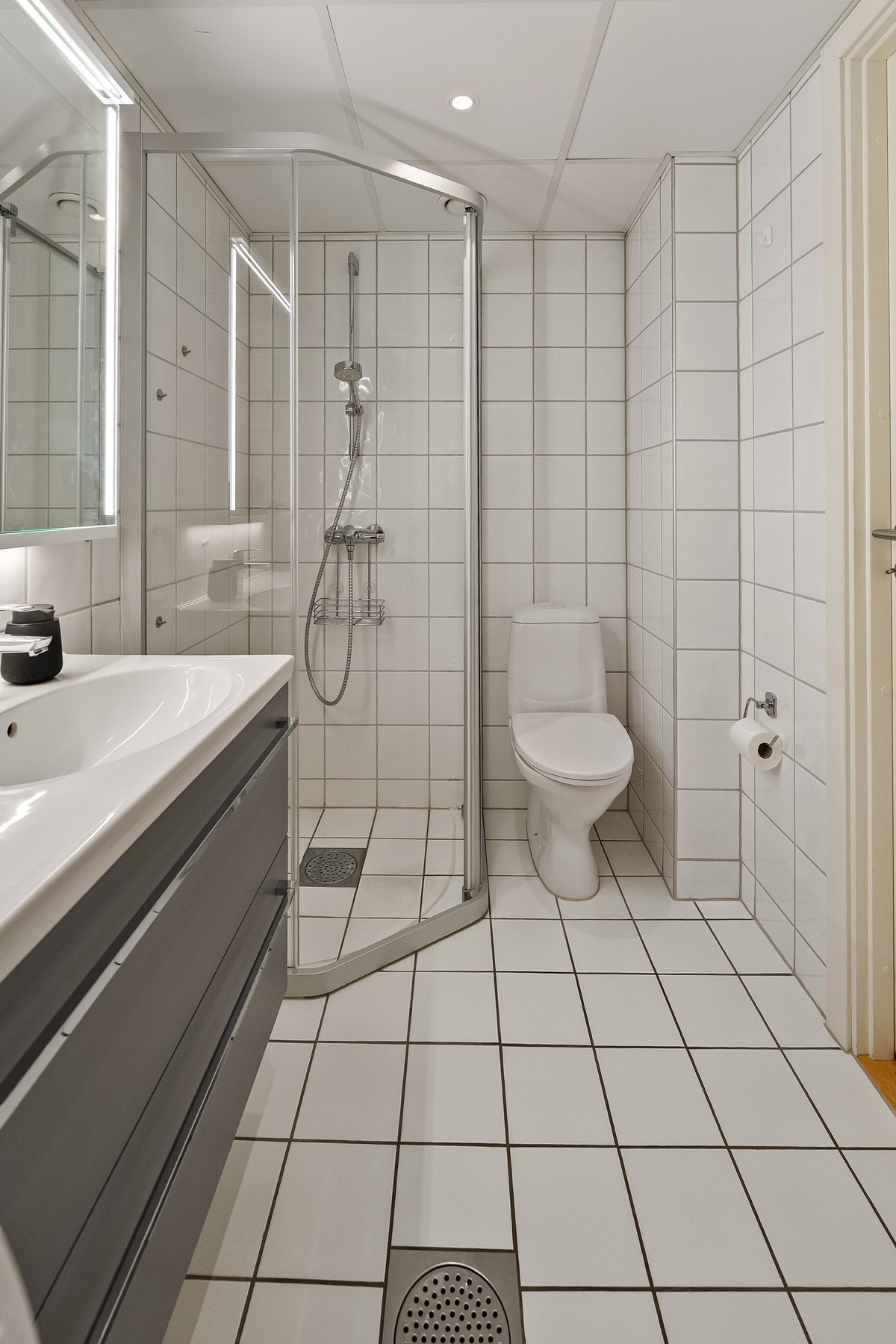 Bad: Dusj med nyer dører. Klosett og opplegg for vaskemaskin. Varme i gulvet. Galleribilde