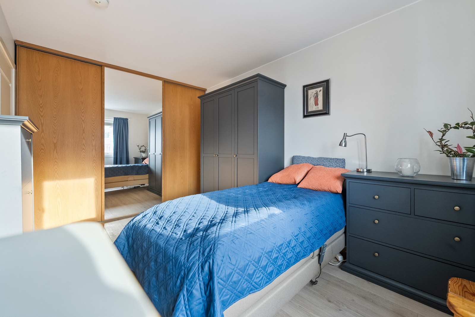 Soverom med skyvedørsgarderobe. Galleribilde