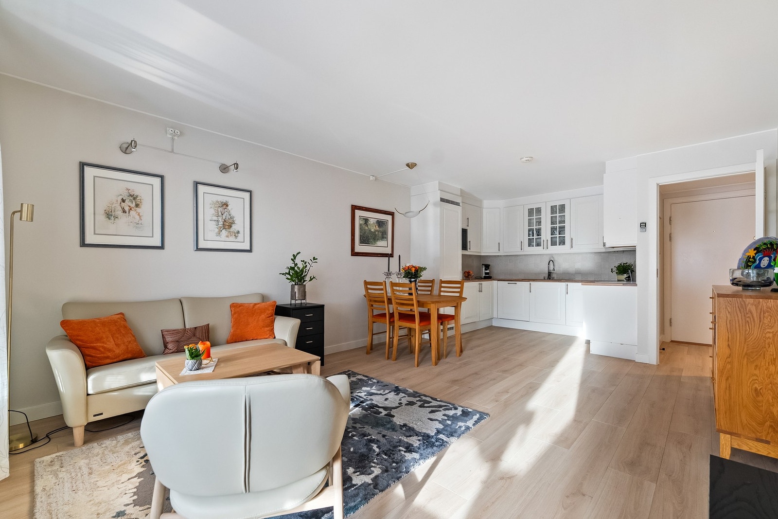 Lyst og innbydende. God plass til salong og spiseplass/spisestue. Gulv i boligen byttet ca. 2021. Galleribilde