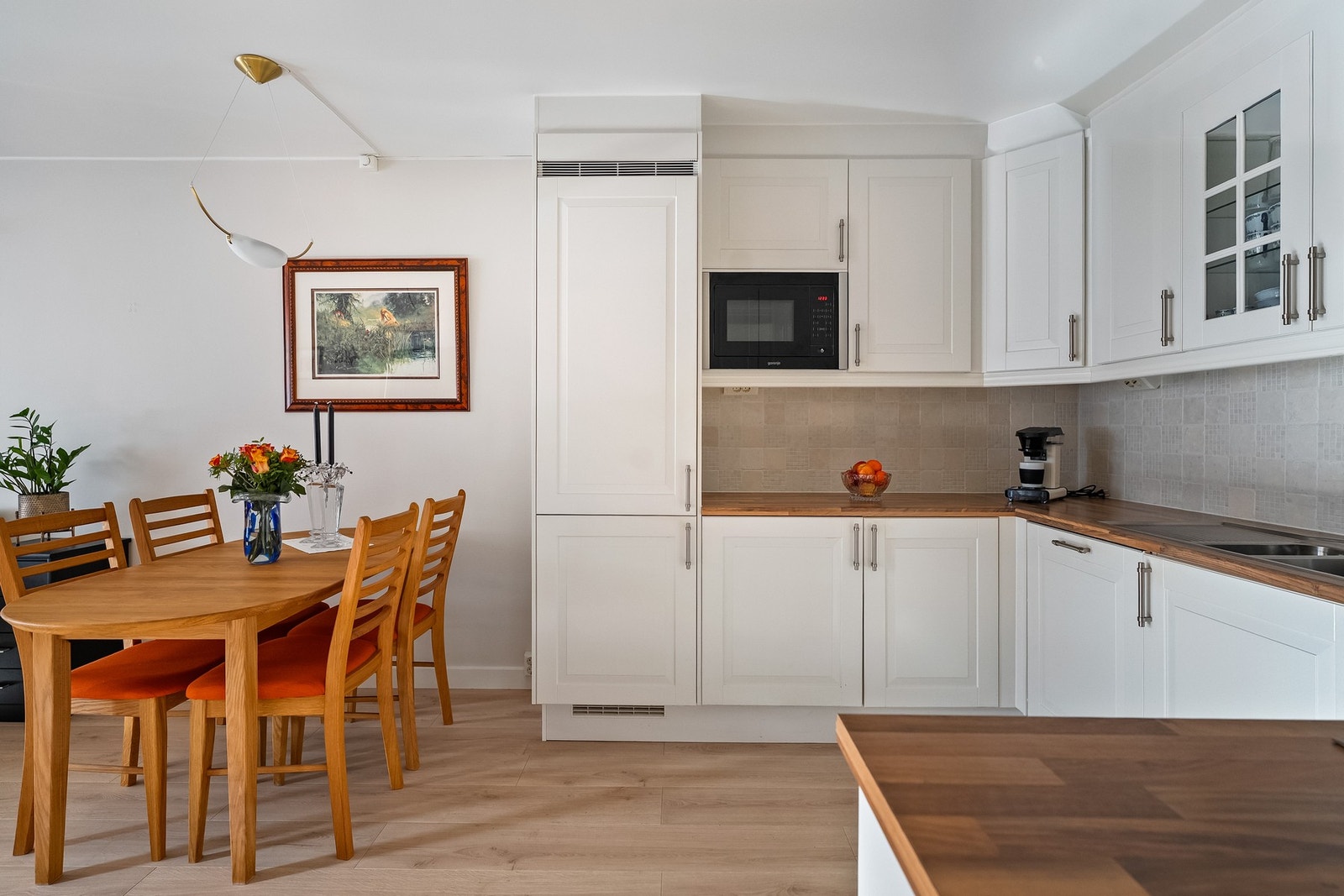 Leiligheten bærer preg av meget forsiktig bruk. Her kan du flytte rett inn. Flott klassisk Sigdal kjøkkeninnredning fra 2014. Gulv i boligen byttet ca. 2021. Galleribilde