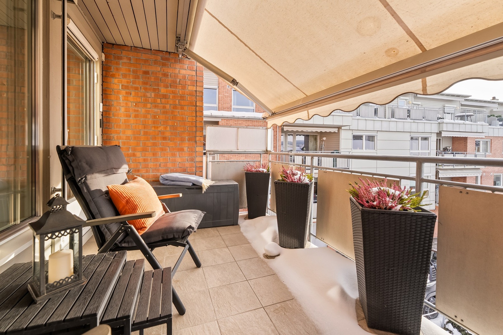 Utvendig persienne på soverom og stue. Screen på døra. Markise på balkong. Galleribilde