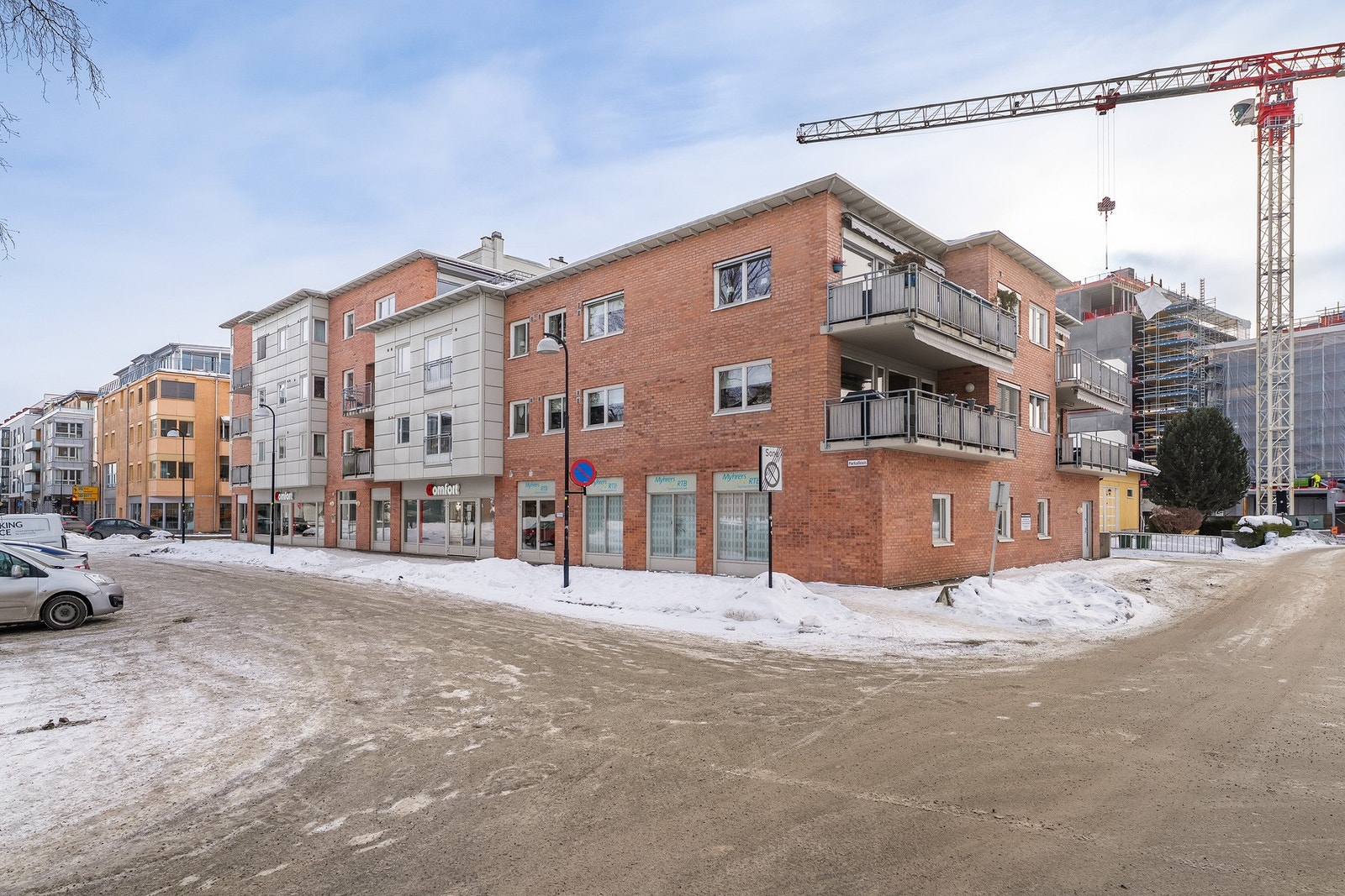 Leiligheten ligger på sydsiden av bygget og har sålede balkong og lys inn fra syd. Galleribilde
