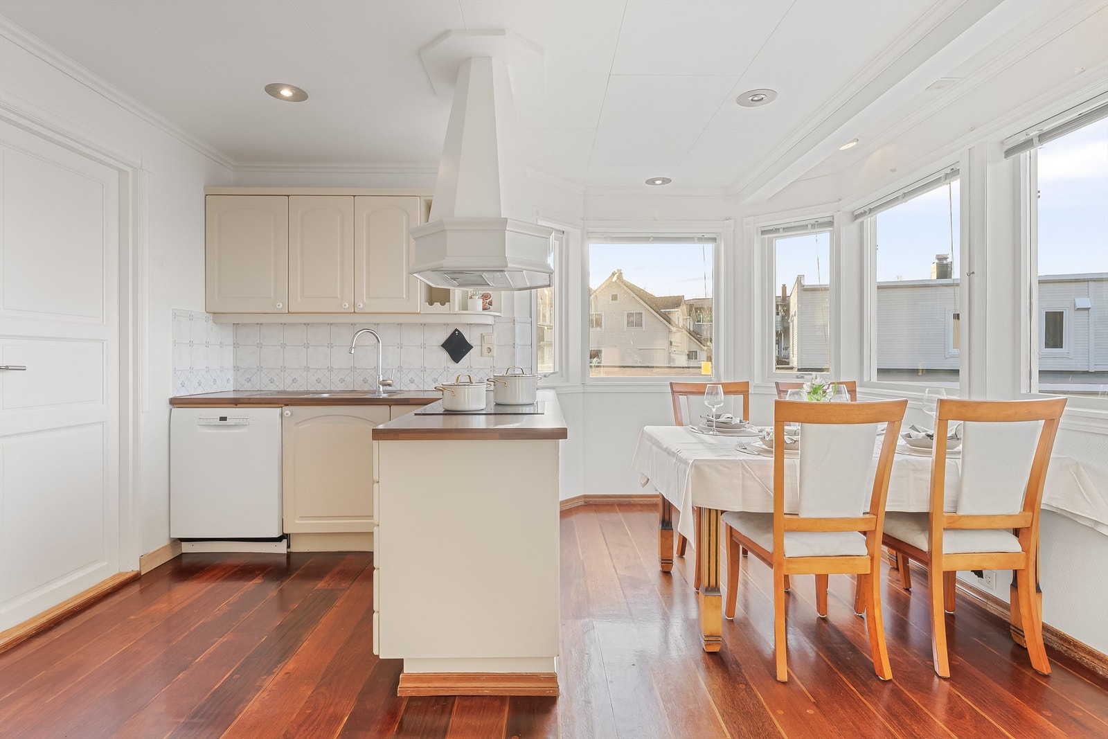 Det er integrerte hvitevarer og opplegg for frittstående oppvaskmaskin Galleribilde