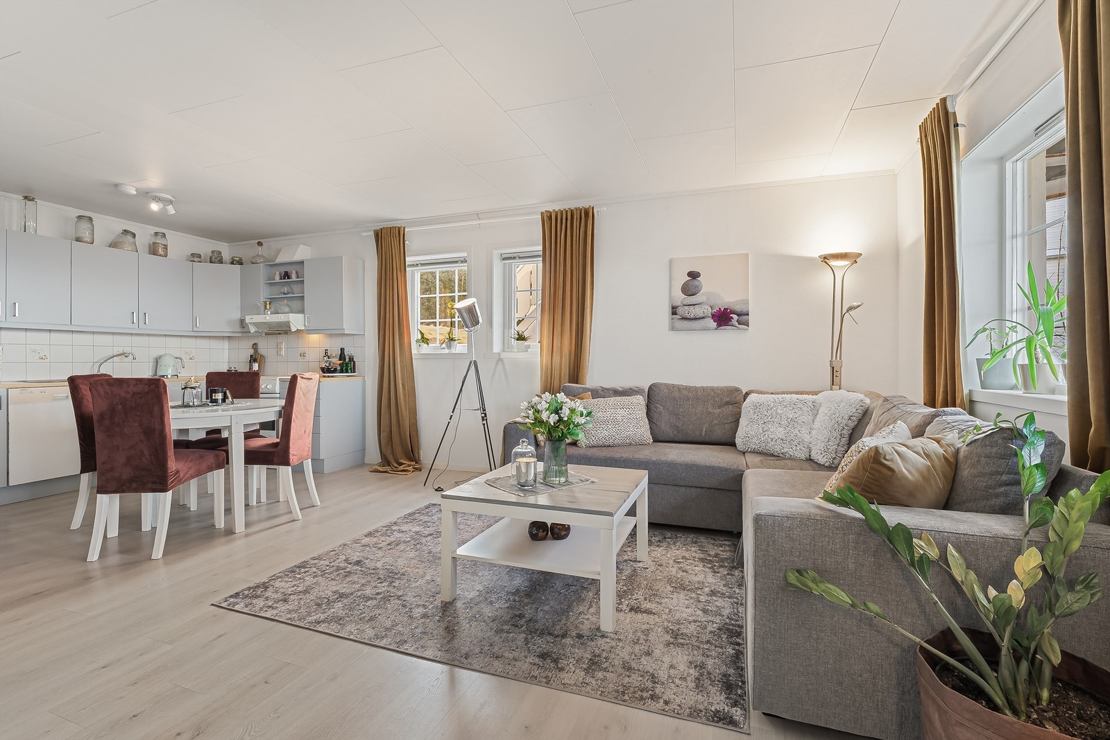 Stue/kjøkken i utleieleilighet Galleribilde