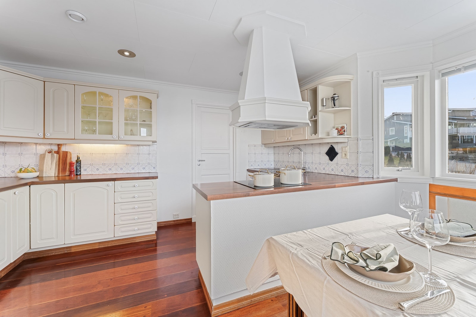 I 2025 ble kjøkkeninnredningen malt, samt ble det montert ny ventilator, platetopp og stekeovn. Galleribilde