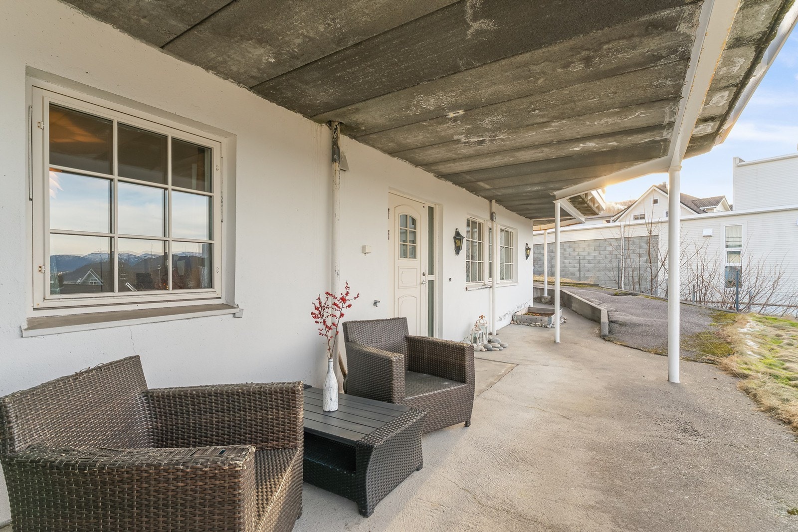 Overbygd inngangsparti ved utleieleilighet Galleribilde