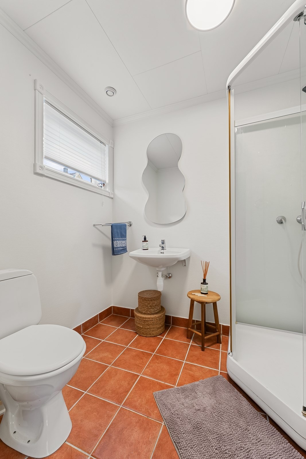 Bad i 1. etasje har vegghengt servant, gulvmontert toalett og dusjkabinett Galleribilde