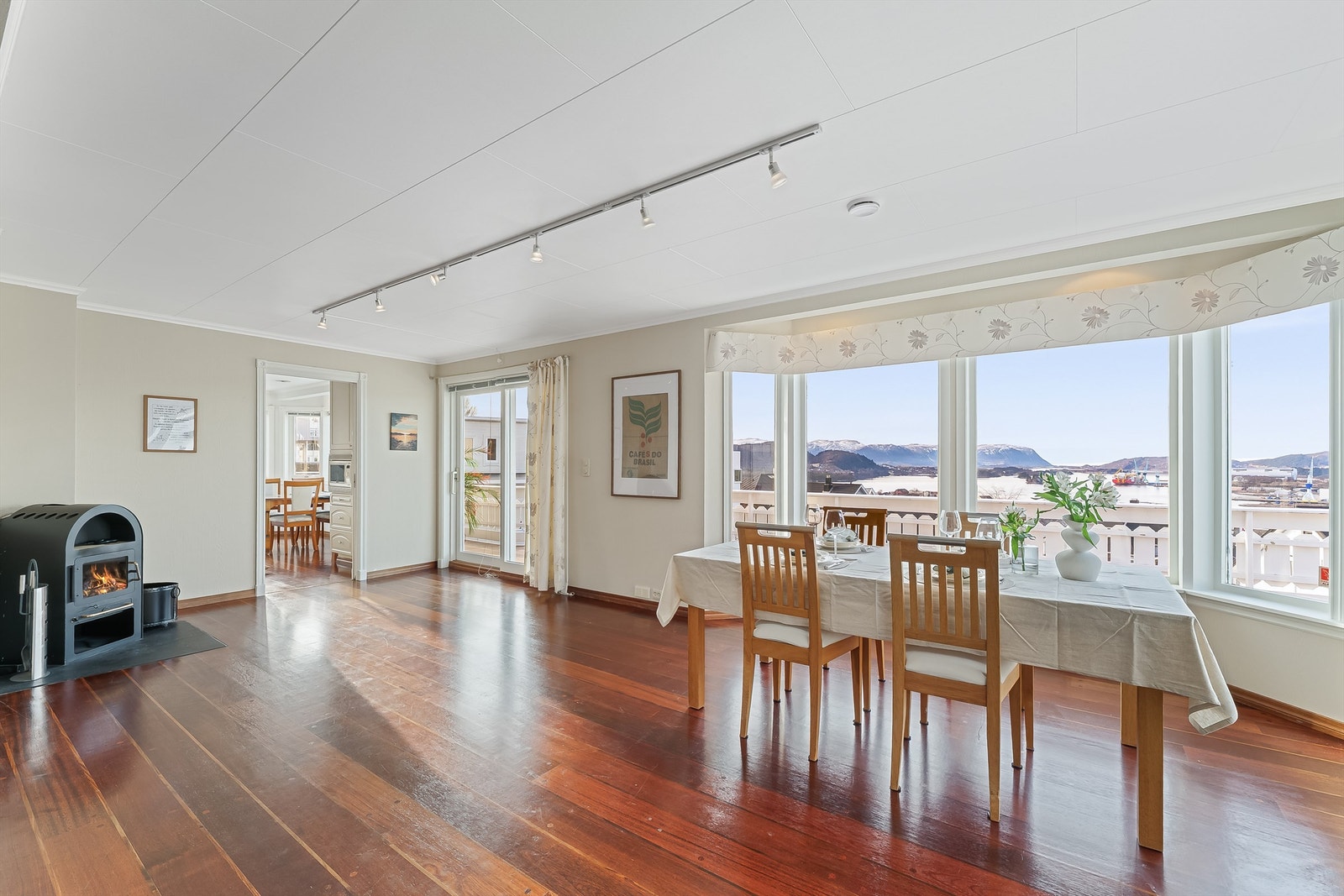 Romslig stue med store vindusflater og utgang til veranda Galleribilde