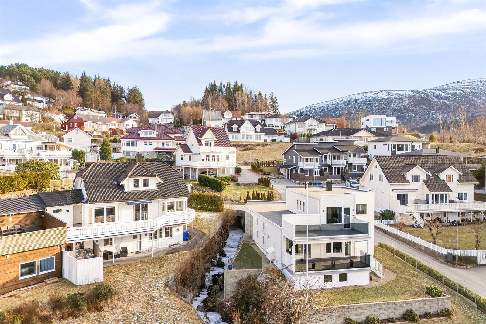 Enebolig med hybel/sokkelleilighet oppført i 1992 Galleribilde