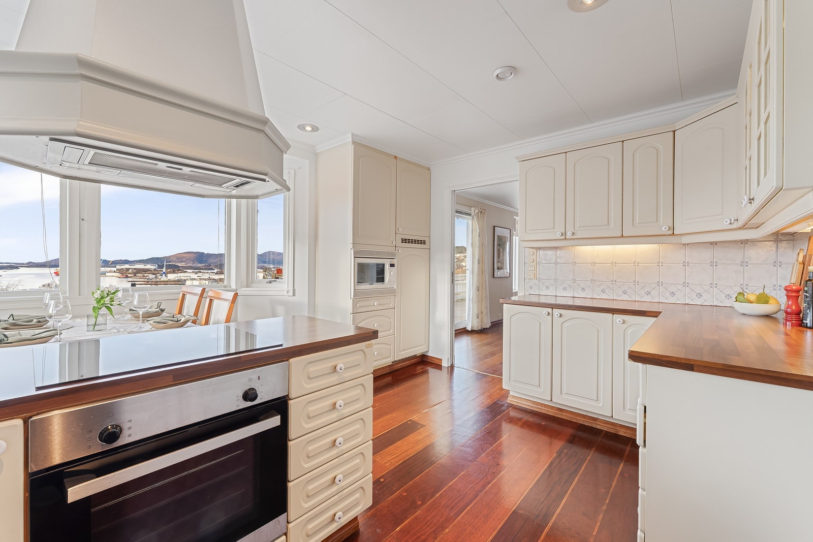 Innredning med under- og overskap, profilerte og malte skapfronter med glass Galleribilde