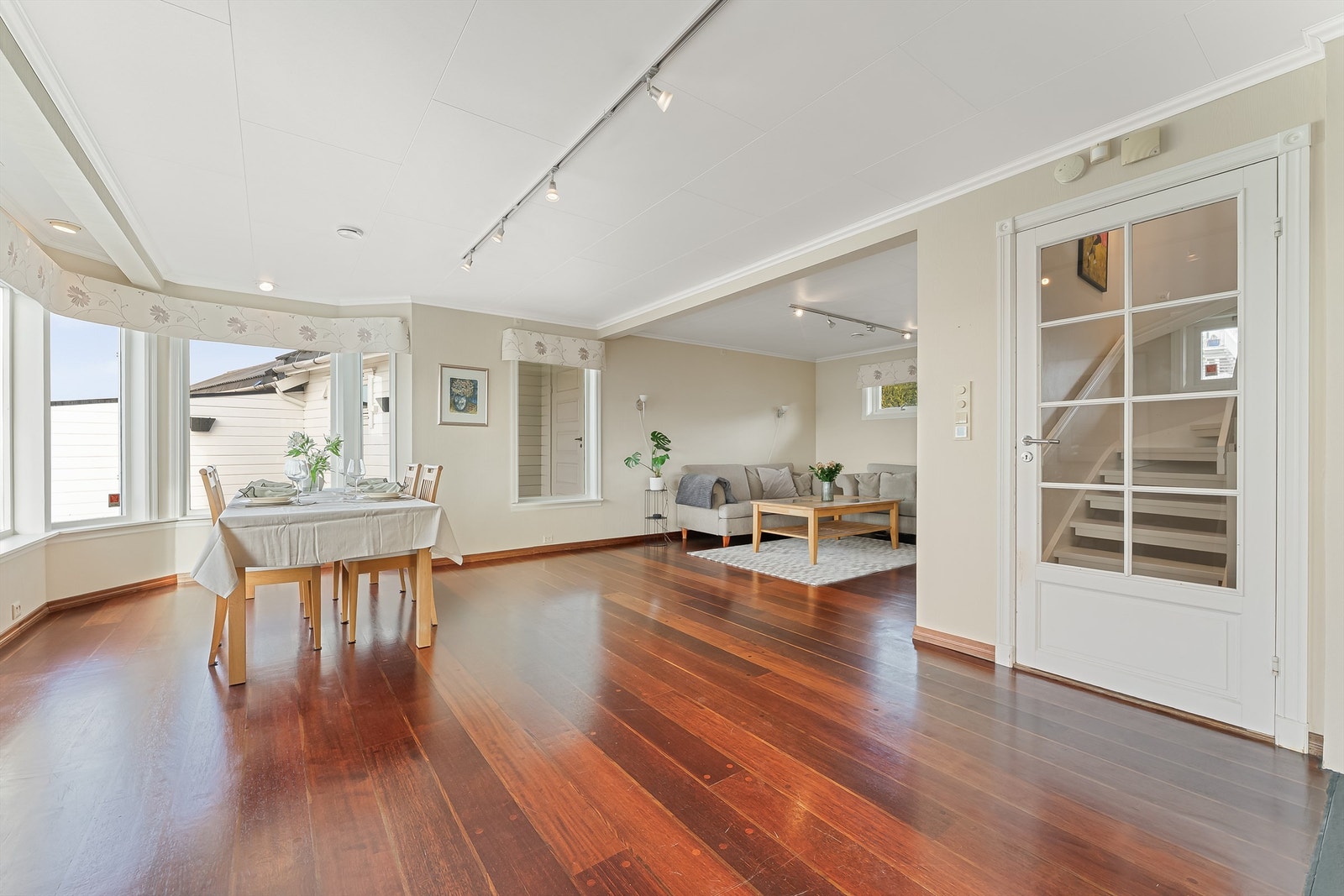 Det er rom for sittegrupper og spisestue Galleribilde