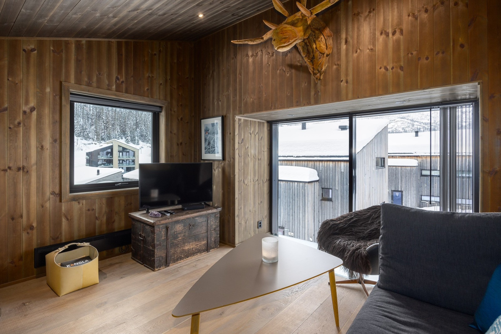 Videre på øverste halvplan ligger stuen med peisovn. Galleribilde
