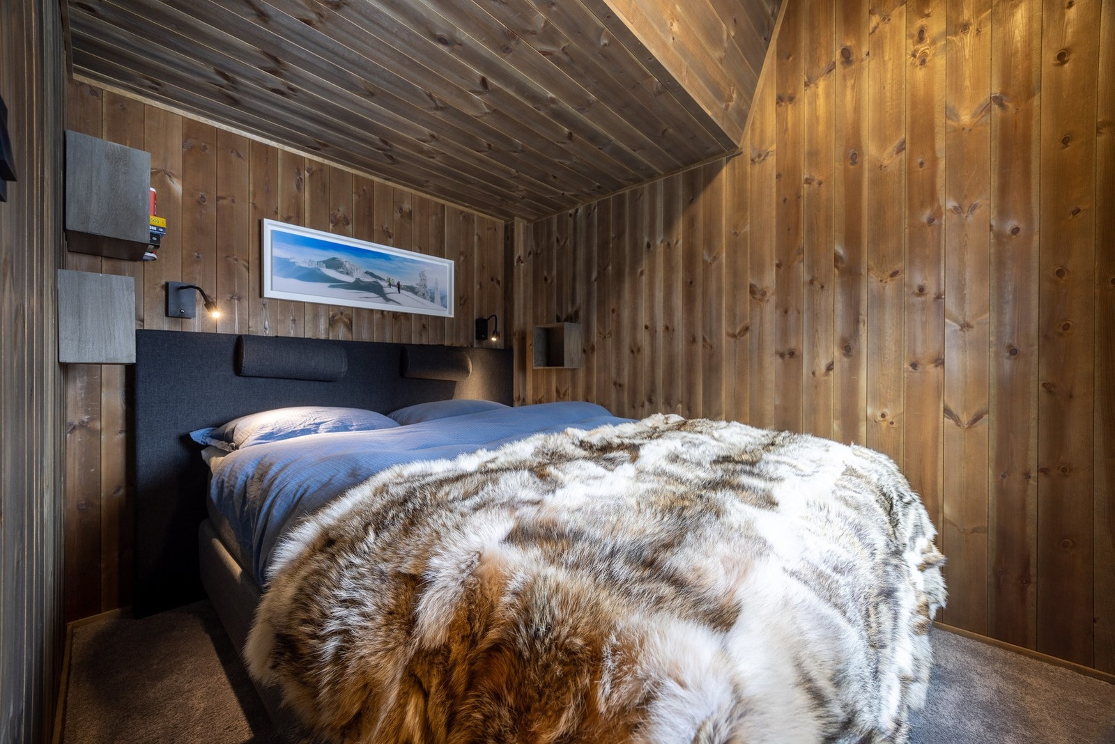 Soverom med god plass til dobbelseng. Galleribilde