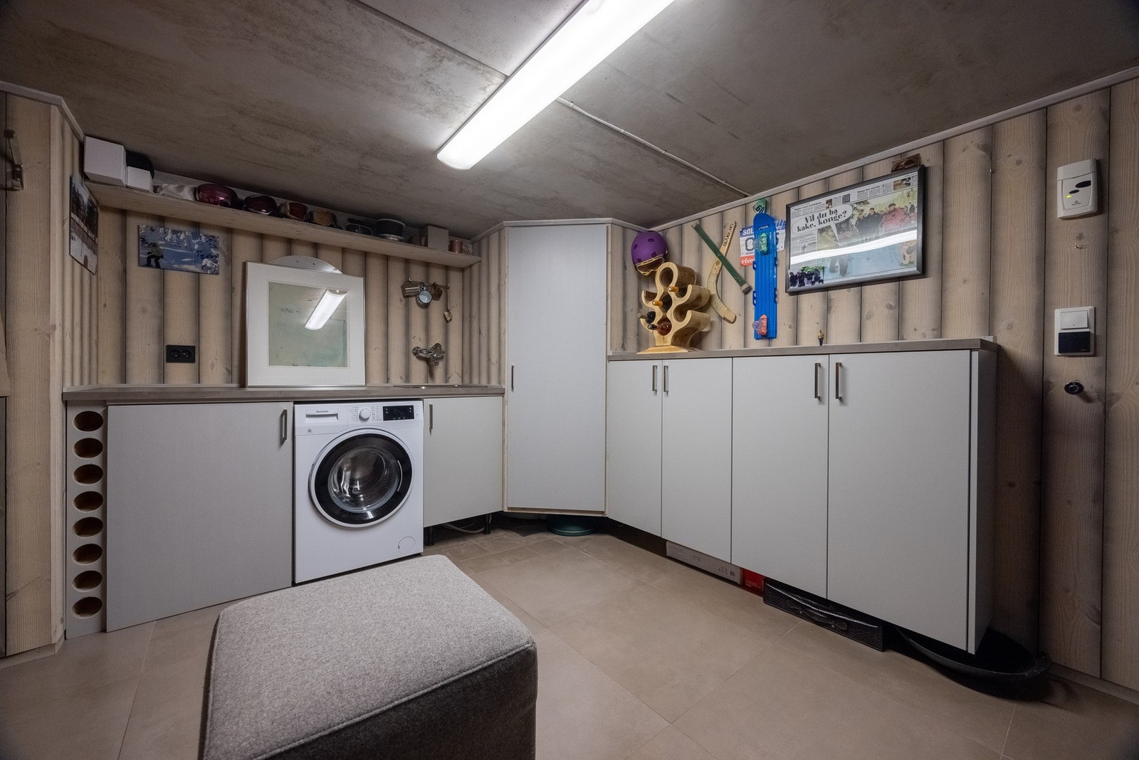 Stort praktisk garderoberom med vaskemaskin og ekstra kjøleskap. Galleribilde