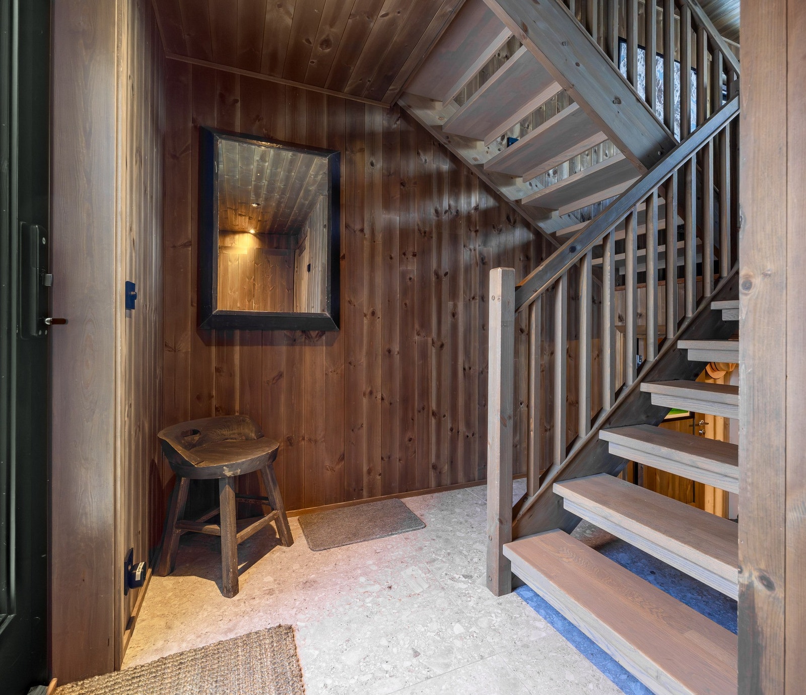 Inngangsparti og gang mot kjeller/garderoberom/tekniskrom. Galleribilde