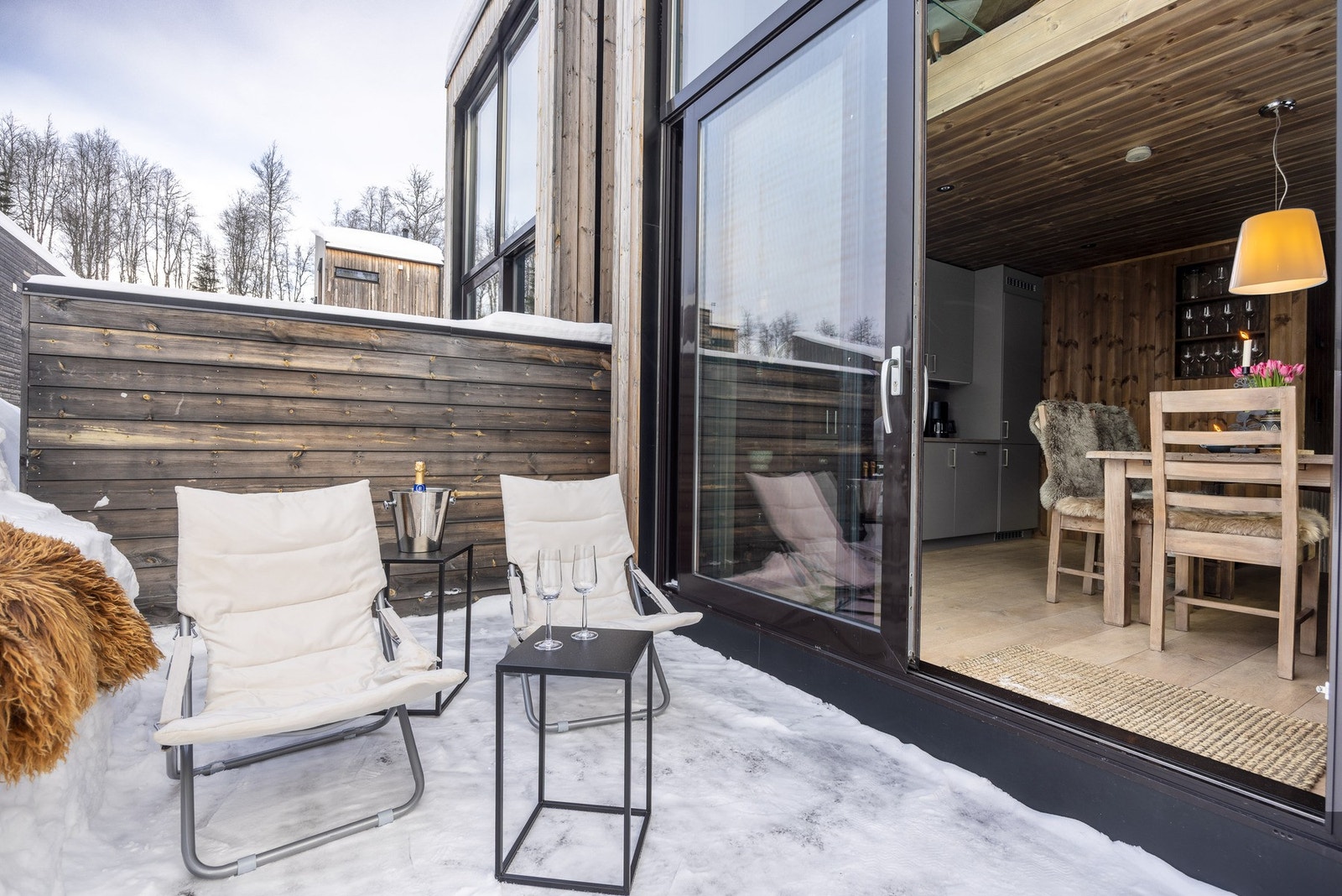 Fra kjøkken og spisestue har du store vindusflater og skyvedører ut til solrik uteplass - en forlengelse av oppholdsrommet på solfylte dager. Galleribilde