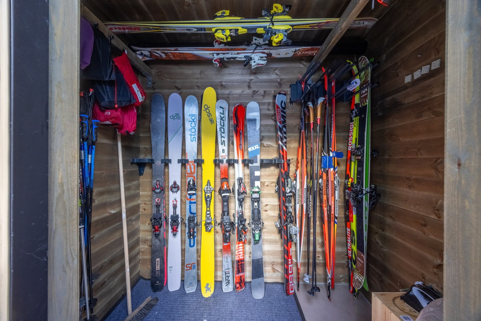 Isolert skibod ved inngangspartiet. Galleribilde