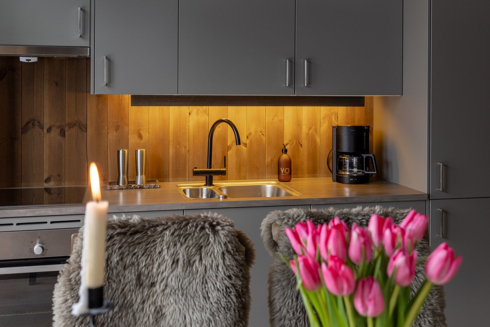 Sosial åpen løsning mellom spisestue og kjøkken. Galleribilde