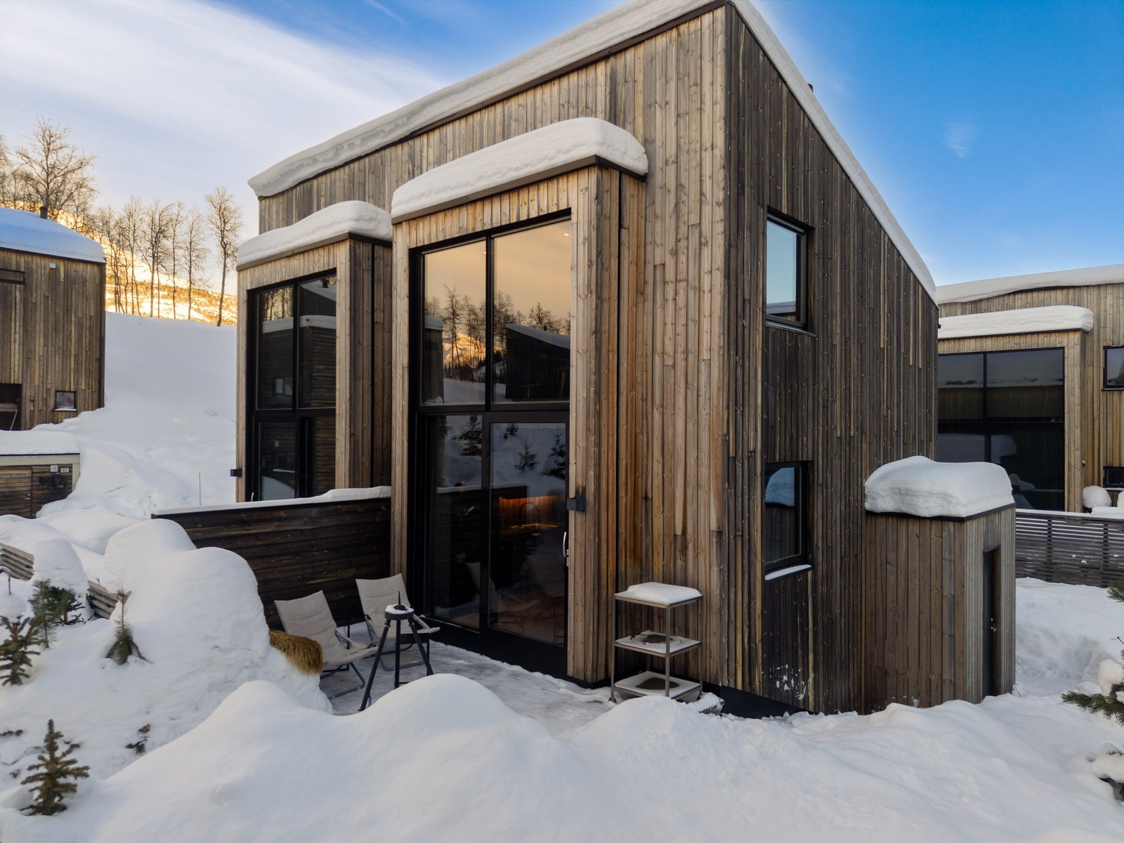 Privat og lun uteplass. En av to utvendig boder til høyre i bilde. Galleribilde