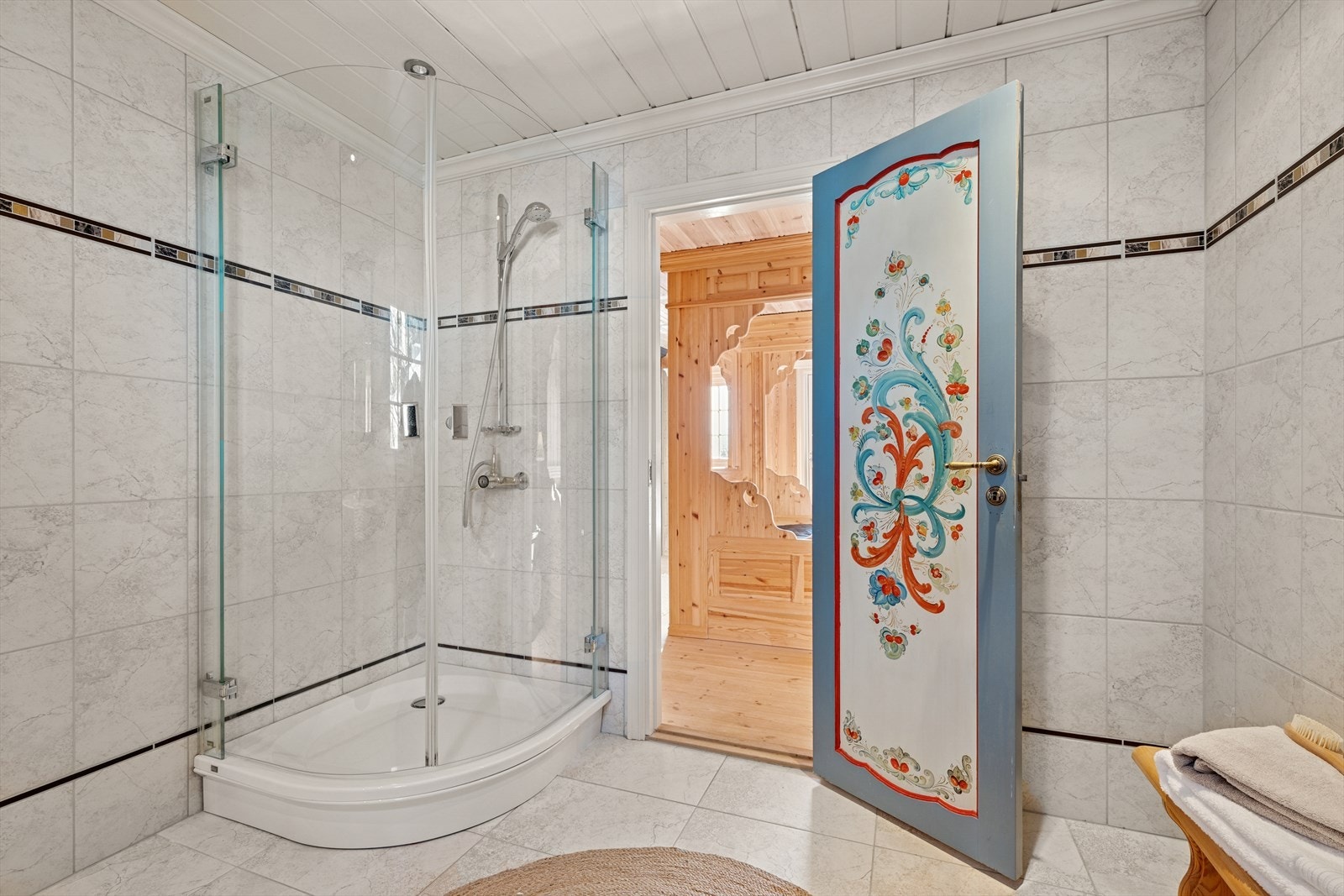 Badet i andre etasje har flislagte overflater med behagelig varme i gulvet. Galleribilde