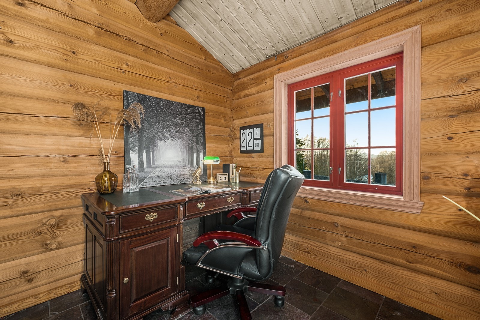 Skjemet kontorplass med trapp ned til underetasjen. Orginalt er dette et soverom Galleribilde