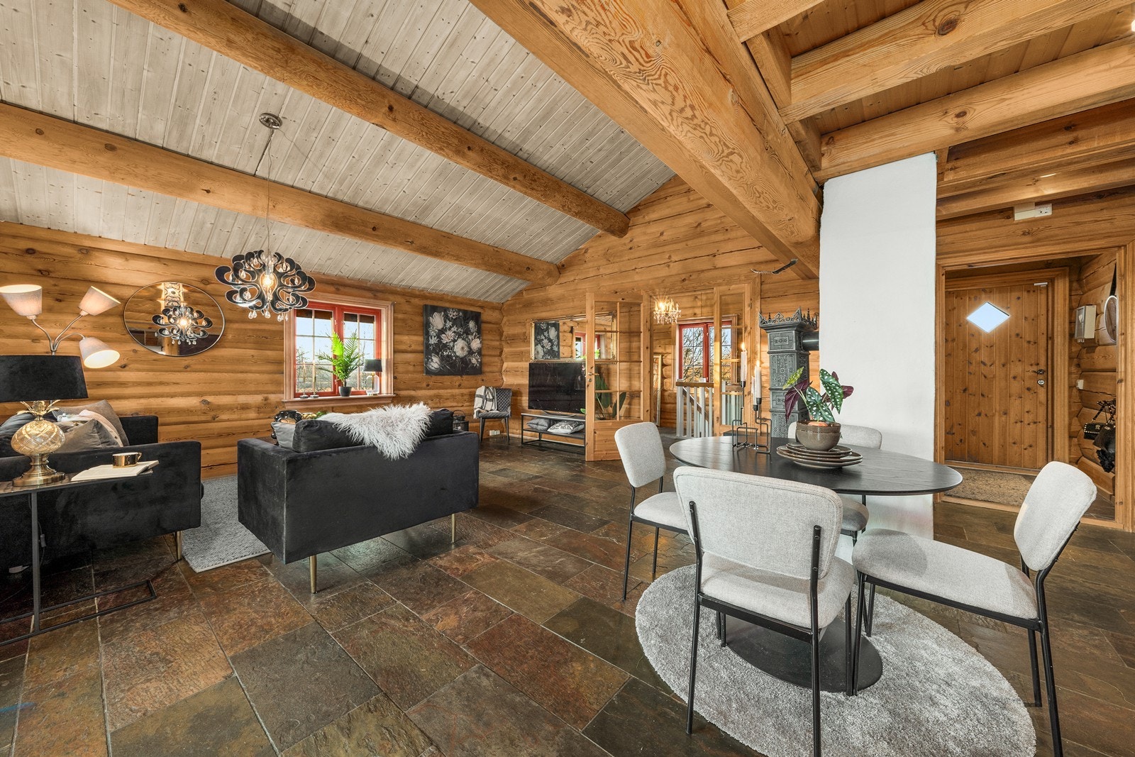 Boligen er utstyrt med sentralvarmeanlegg med gulvvarme. Galleribilde