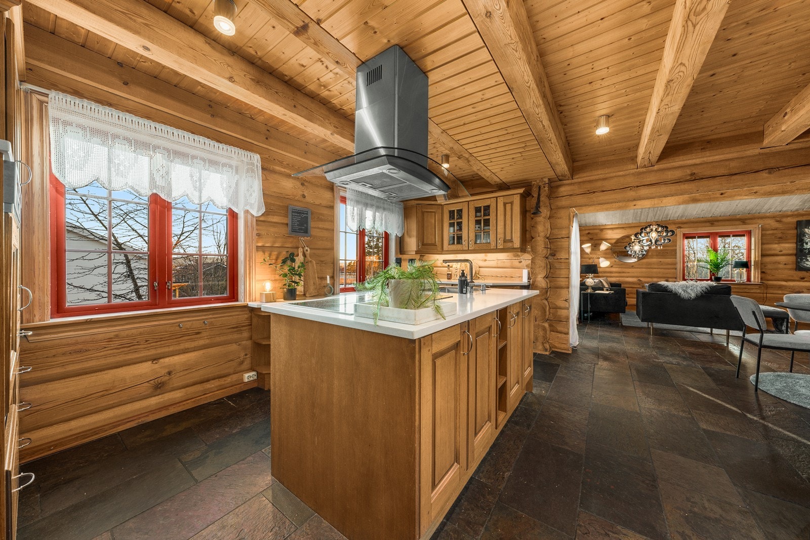 I hovedetasjen er det et kvalitetsrikt kjøkken i åpen løsning mot stue. Galleribilde