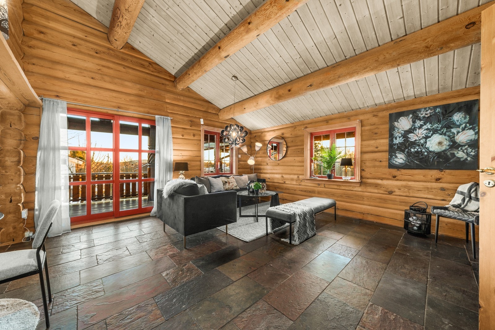 Fra stuen er det utgang til balkong. Galleribilde