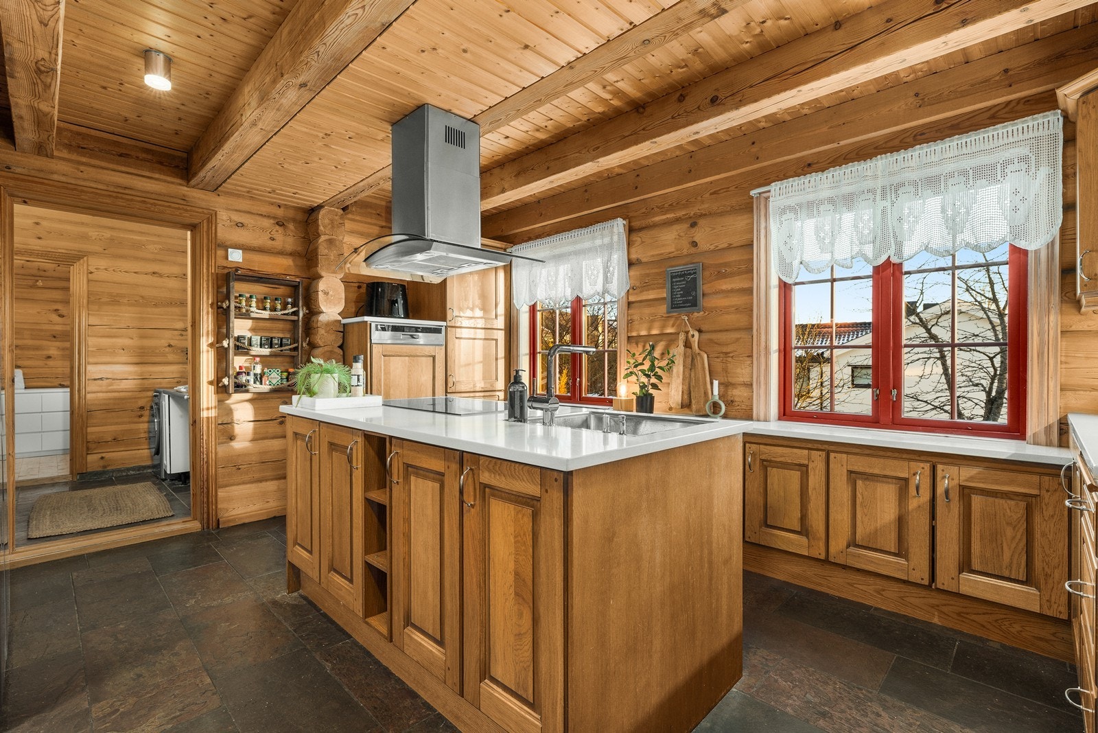 Praktisk kjøkkenøy og godt med både skap- og benkeplass. Galleribilde