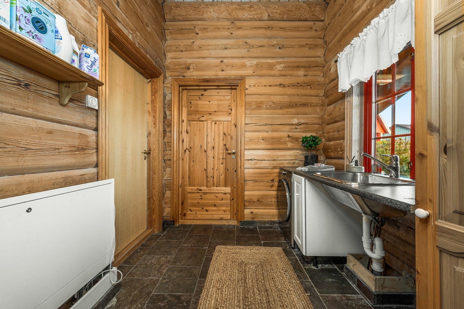 Vaskerommet er innredet med utslagsvask, underskap og høyskap. Dette rommet kan også gjøres om til et bad. Galleribilde