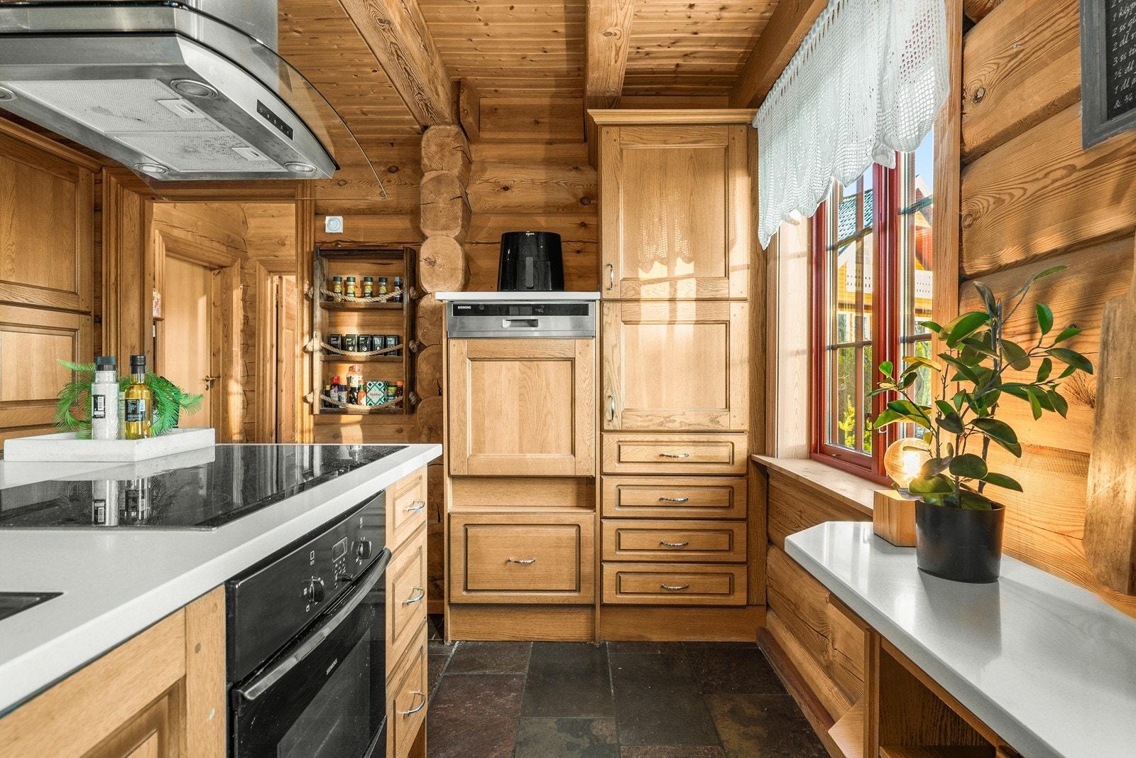 Innredning har profilerte eikfronter og en lys stein som benkeplate. Galleribilde