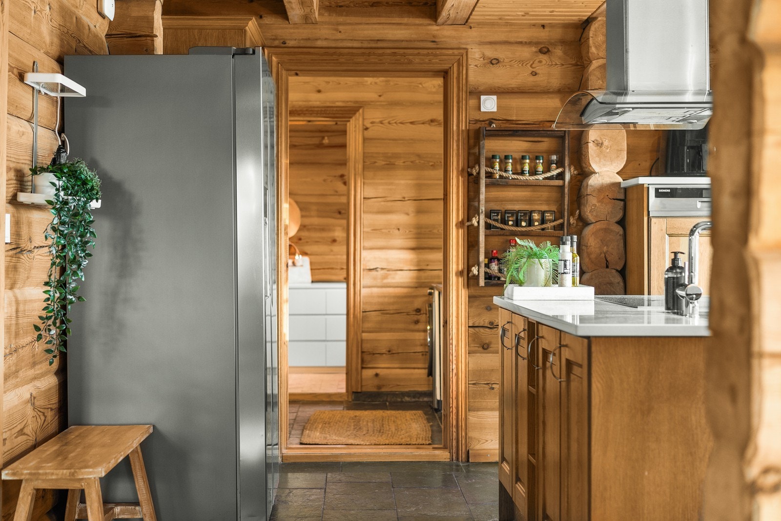 Det er praktisk adkomst til boligens vaskerom fra kjøkkenet. Galleribilde