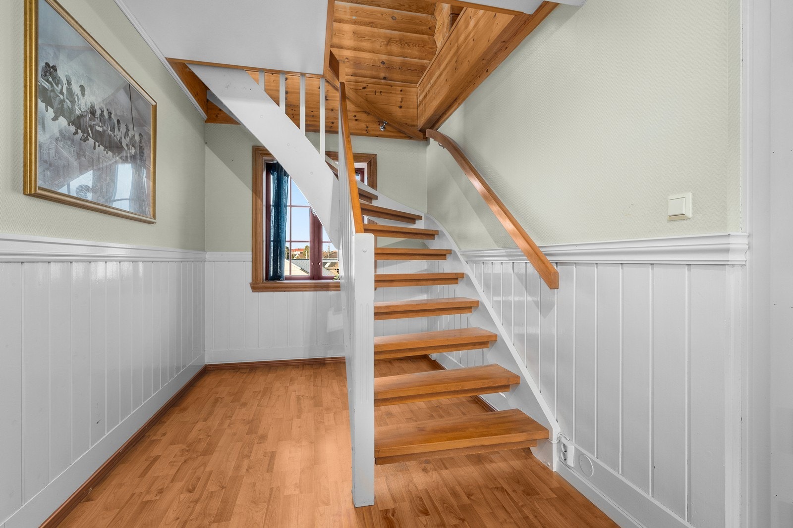 Trappegang i underetasje. Egen utgang til hagen fra underetasjen. Galleribilde