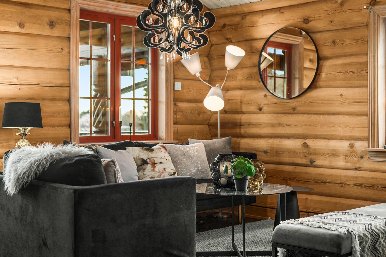 Stuen byr på flere møbleringsmuligheter. Galleribilde