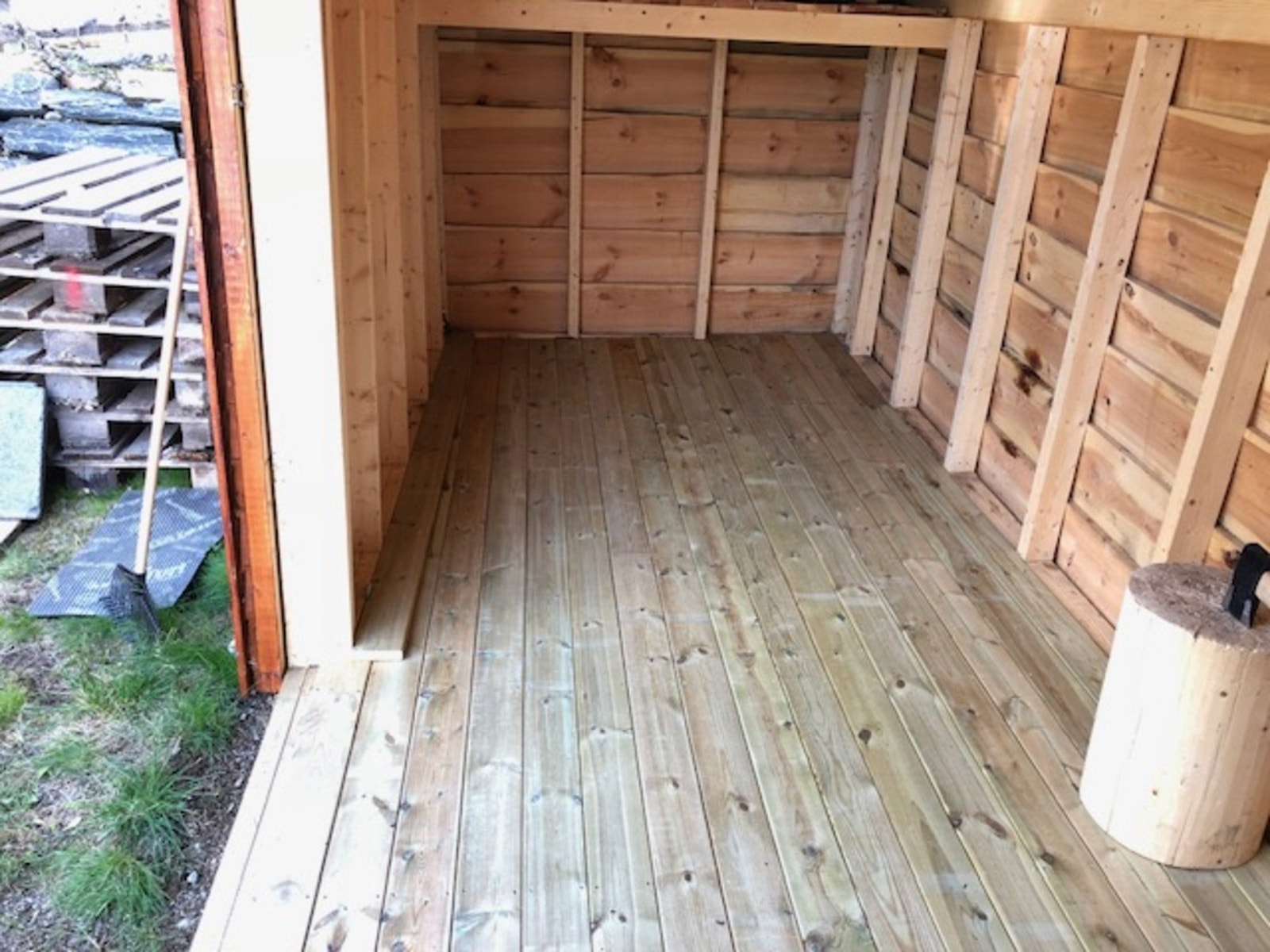 God bod med plass til masse ved eller annet utstyr. Selgers bilde. Galleribilde