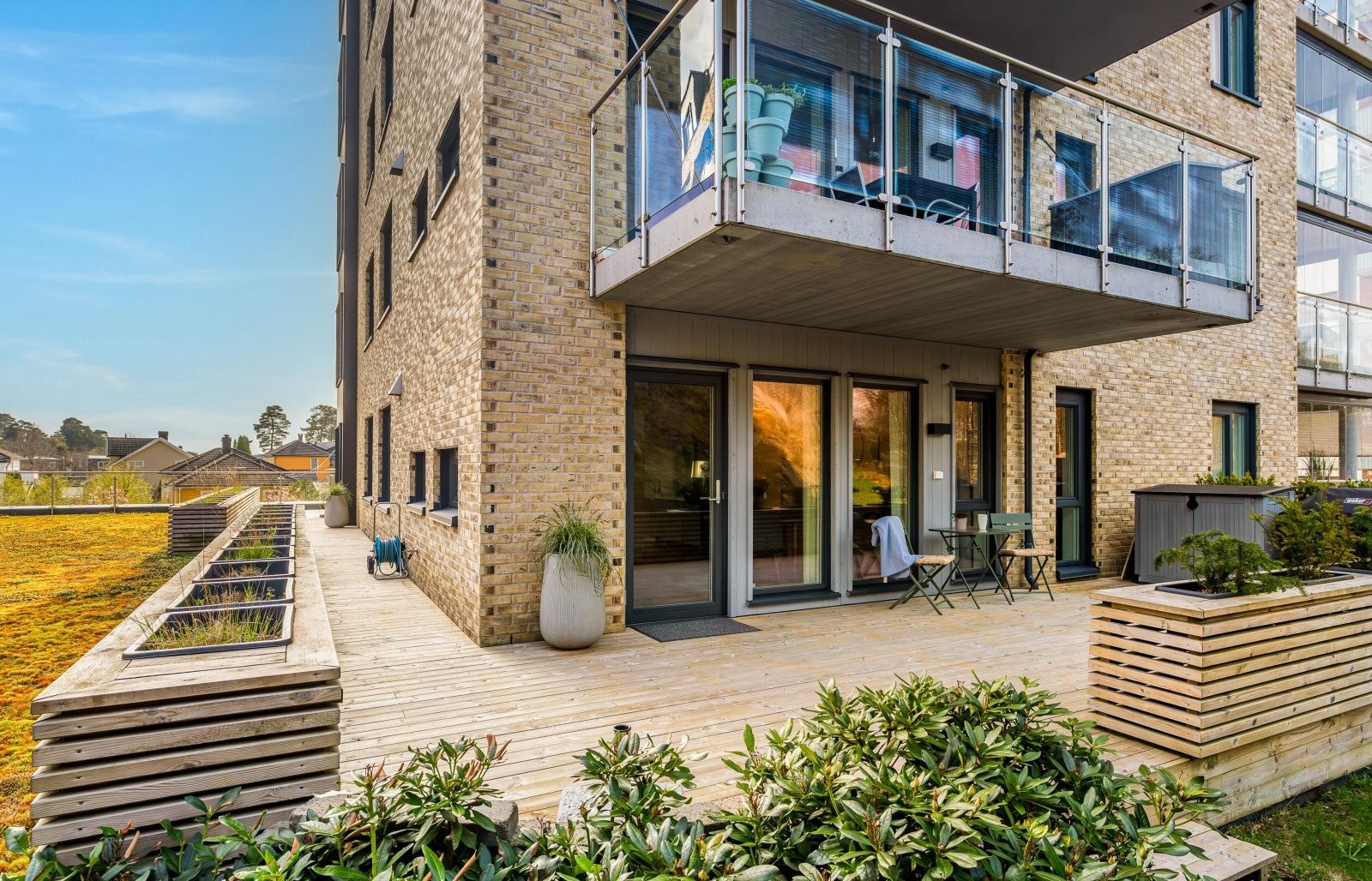 Solrike uteplasser på til sammen ca. 90 m², inkludert den store innglassede terrassen Galleribilde