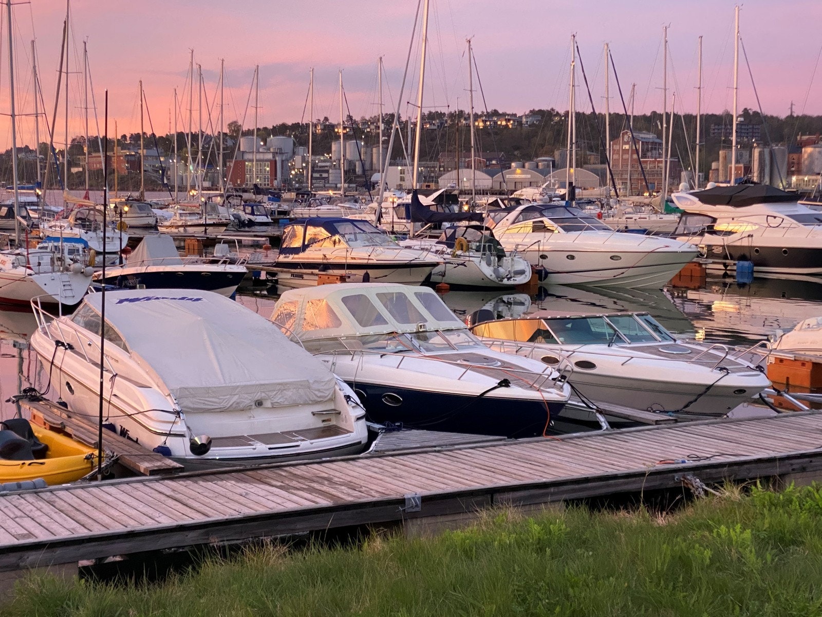 Se for deg varme sommerkvelder ute med båten Galleribilde