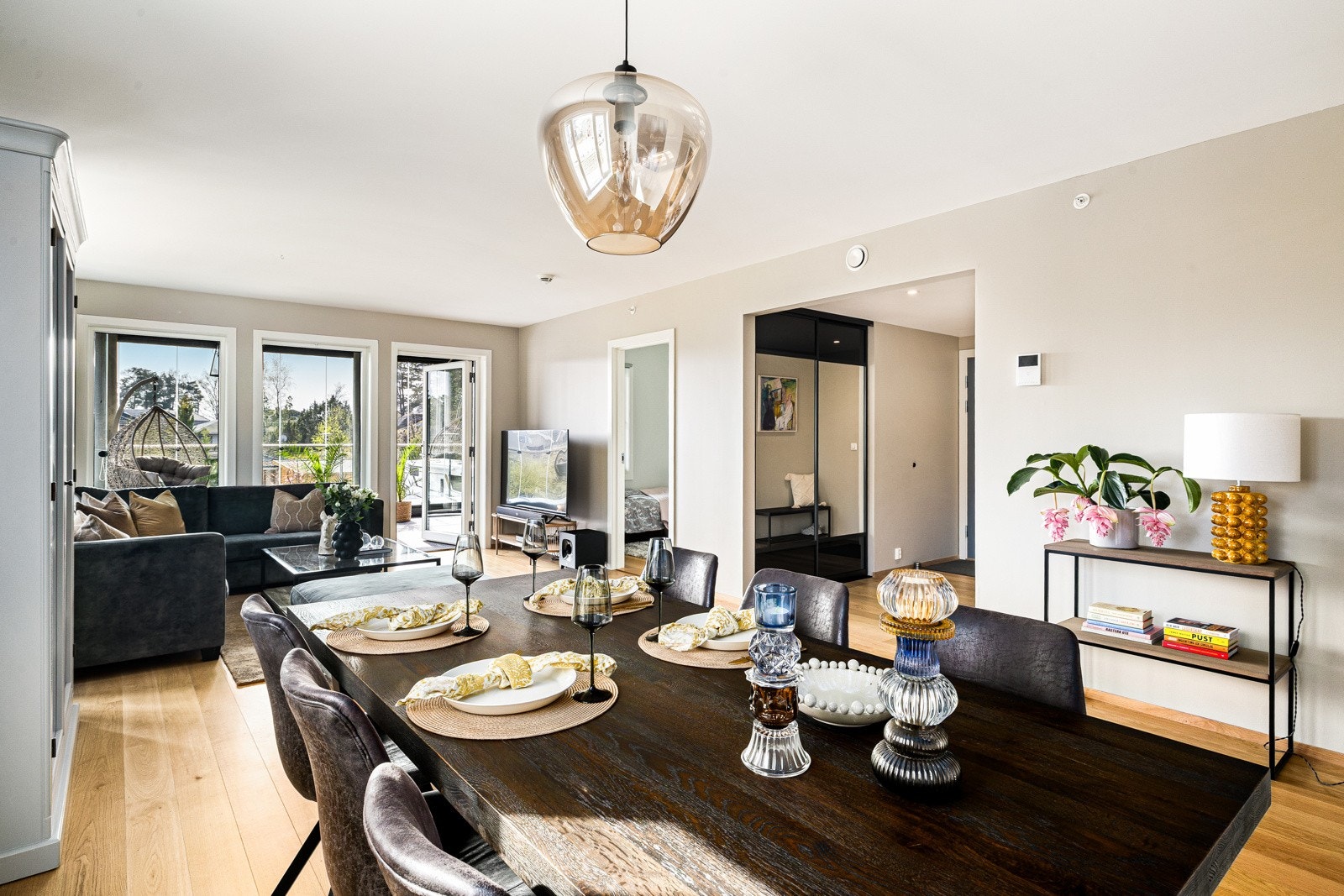 Lyst og romslig med store vindusflater som gir gode lysforhold Galleribilde