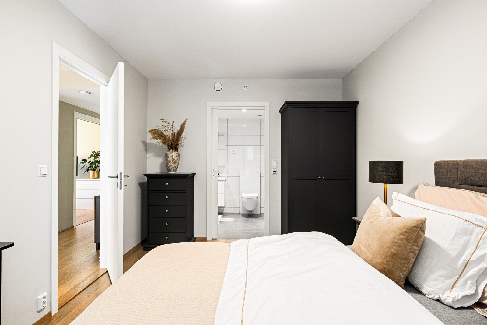 Hovedsoverommet ligger tilknyttet eget baderom Galleribilde