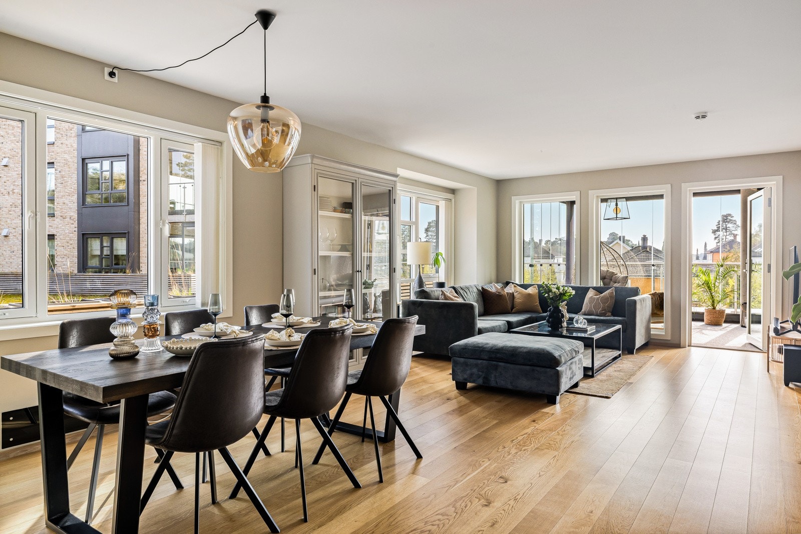 Stor, moderne og meget innbydende 4-roms leilighet på hele 112 m² Galleribilde