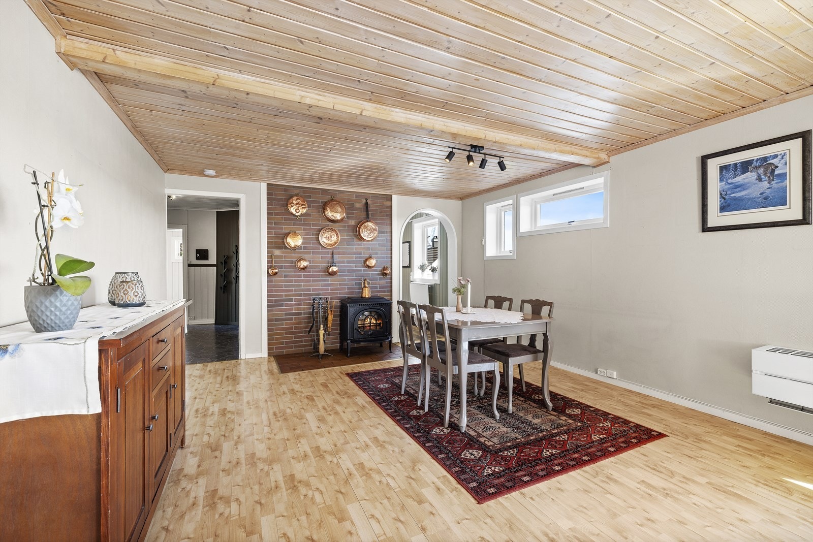 Det er vedovn og vegghengt varmepumpe for oppvarming Galleribilde