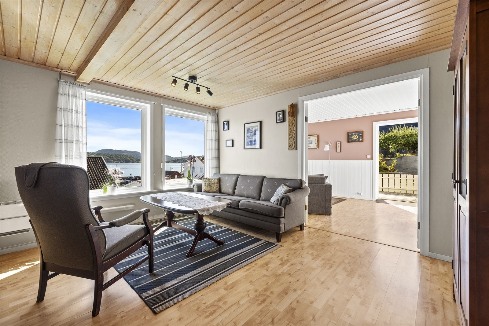 Her er det god plass til både stue- og spisestuemøblement Galleribilde