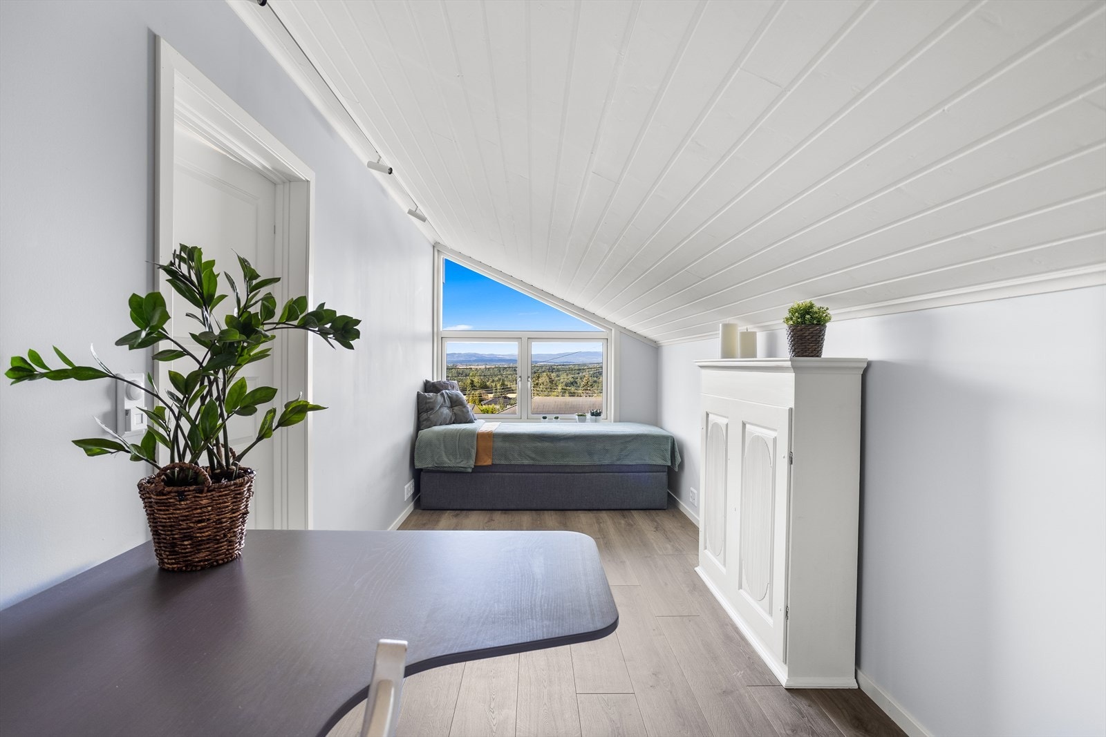 Kontor med plass til en skrivepult og annet møblement. Galleribilde